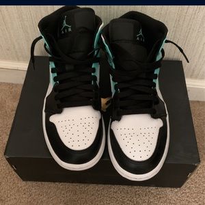 Jordan1 mids tropical twist